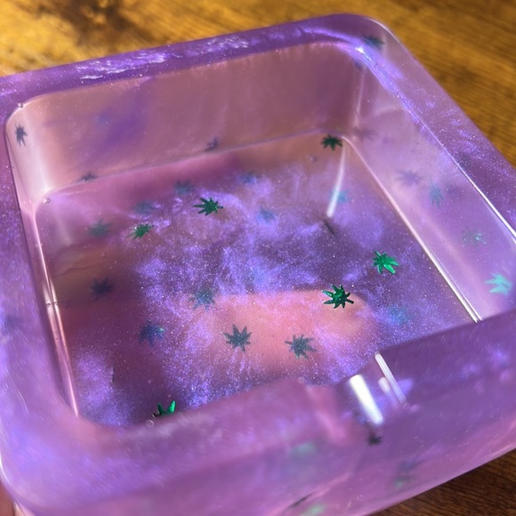 Pot leaf ashtray - Picture 3 of 3